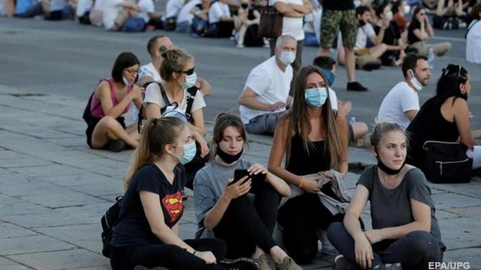 В Сербии проходят антикарантинные сидячие протесты (фото)