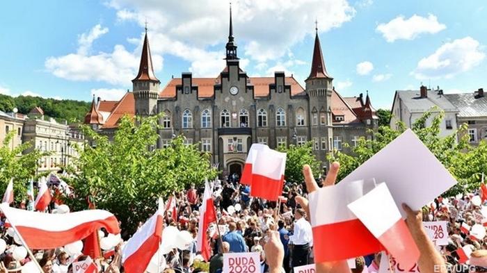 В Польше проходит второй тур выборов президента