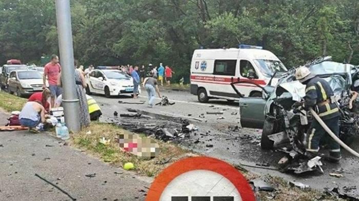 Пьяный водитель Mercedes устроил ДТП: погибли двое детей и родители