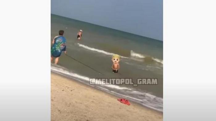Бабушка на пляже выгуливала внука на поводке (видео0