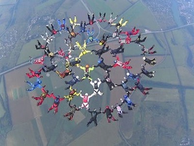 Украинские парашютисты в Харькове установили новый рекорд (видео)