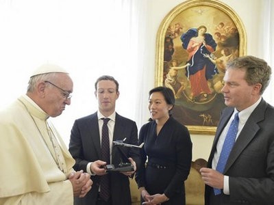 Марк Цукерберг подарил Папе Римскому беспилотник