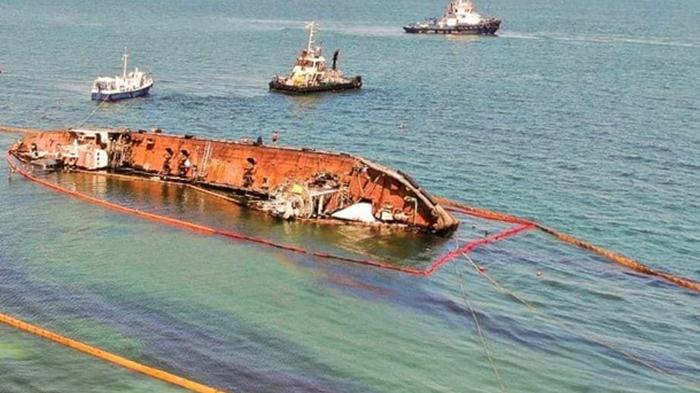 В Одессе не смогли поднять танкер Delfi