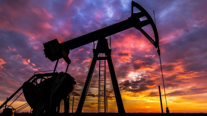 Цены на нефть снижаются из-за резкого роста запасов в США