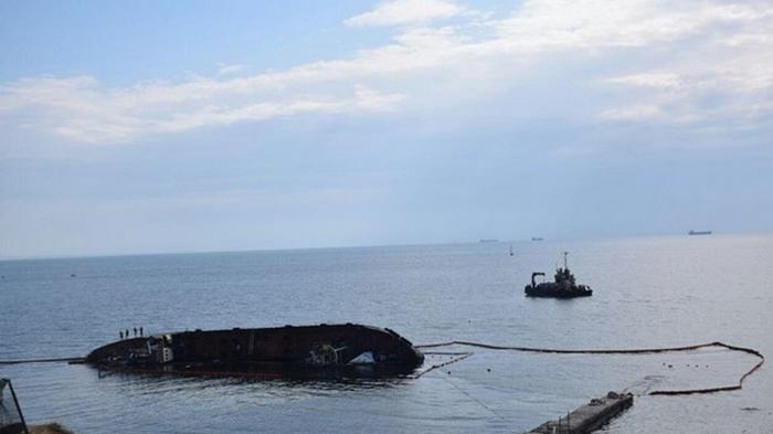 Работы по удалению затонувшего танкера из Одессы оценили в 25 млн