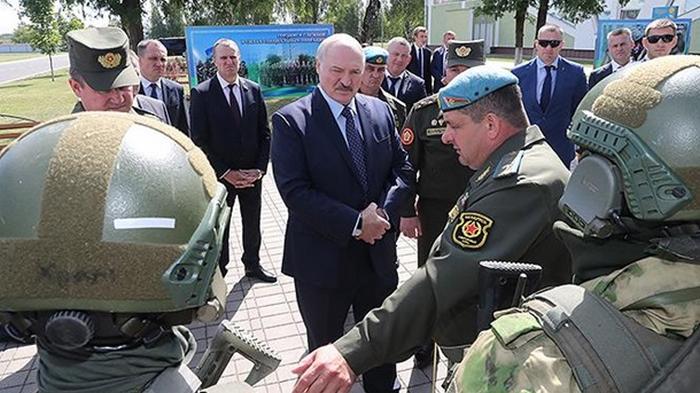 Лукашенко заявил о возможном применении армии в Беларуси