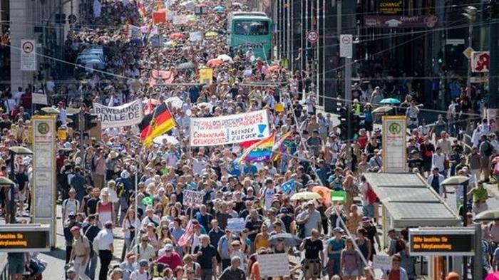 COVID-19: в Берлине массовые протесты из-за карантинных ограничений (видео)