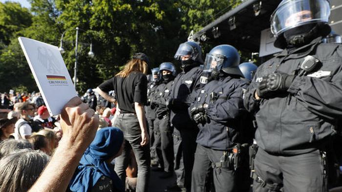 Протест против карантина в Берлине: ранены 18 полицейских