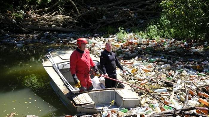 На одной из рек Закарпатья образовалась мусорная пробка