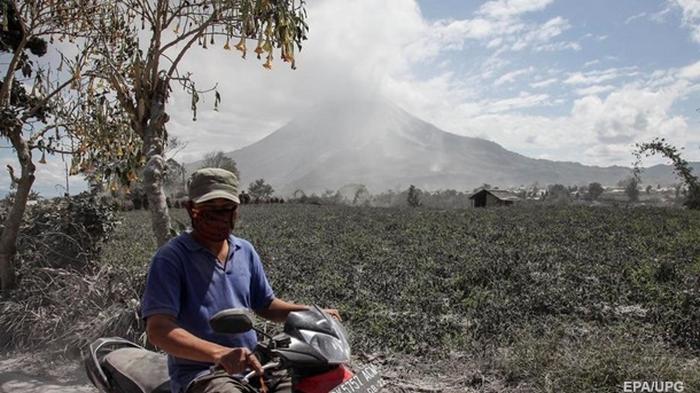 В Индонезии активизировался вулкан Синабунг (фото)