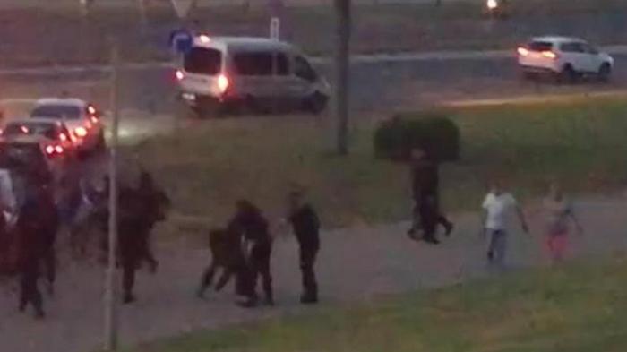Протесты в Беларуси: автозак въехал в толпу протестующих