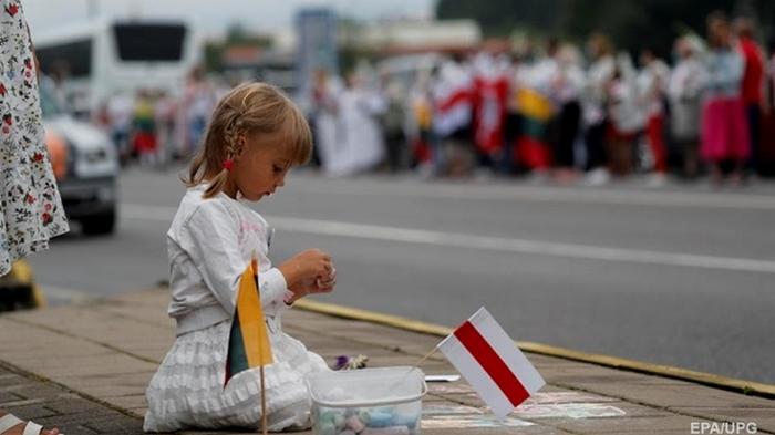 Жители Литвы стали в цепь солидарности с оппозицией Беларуси
