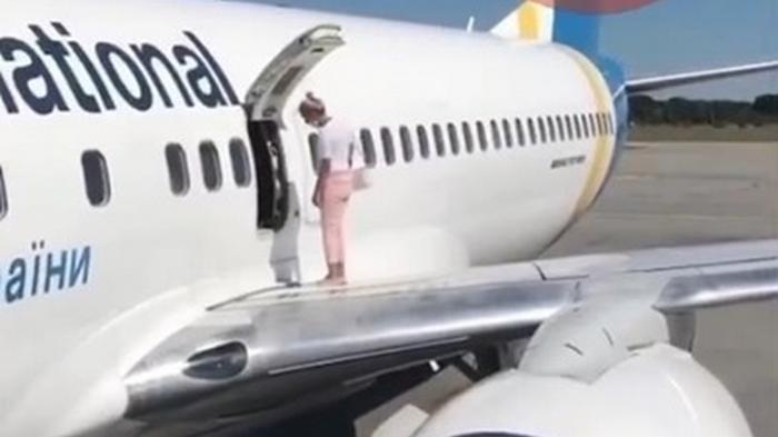 МАУ внесла в черный список пассажирку, гулявшую по крылу самолета (видео)