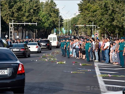 Тысячи граждан Ташкента попрощались с президентом Каримовым (фото, видео)