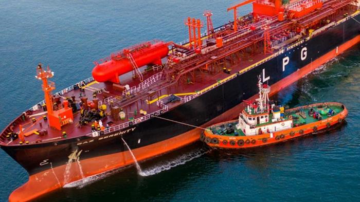 В порту Южный буксир врезался в судно с тоннами аммиака на борту