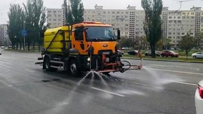 В Киеве дороги моют шампунями