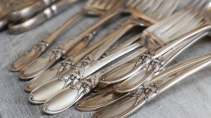 Серебряная посуда: достоинства, особенности и роль в истории
