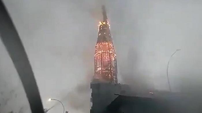 В Чили ограбили и сожгли две церкви (видео)