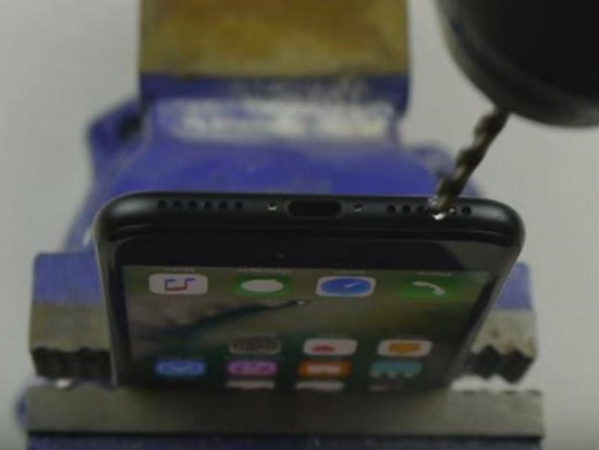 Владельцы iPhone 7 сверлят дырки для наушников (видео)