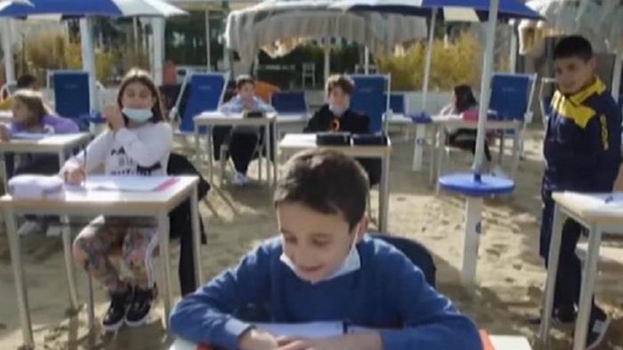 В Италии из-за карантина устроили школу на пляже (видео)