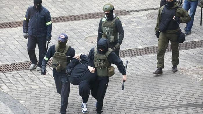 В Минске проходят массовые задержания протестующих (видео)