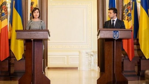 Зеленский поздравил лидера президентской гонки в Молдове