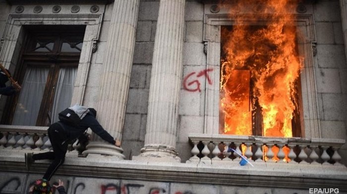 В Гватемале из-за урезания бюджета подожгли парламент (фото)