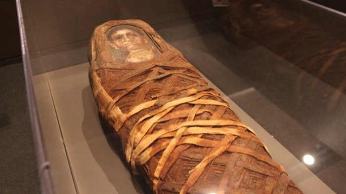 Ученые обнаружили артефакт внутри египетской мумии (фото)