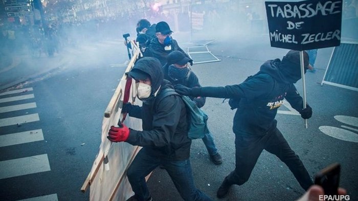 По всей Франции прошли массовые протесты против ограничений свободы прессы