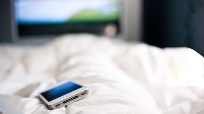 Спать со смартфоном — плохая привычка