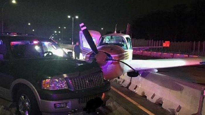 В США самолет сел на шоссе и столкнулся с авто (видео)