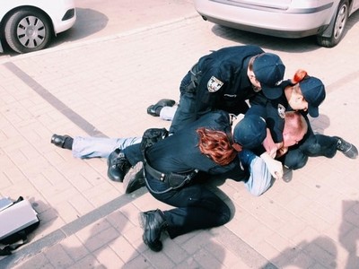 Киевская полиция жестко уложила обнаглевшего таксиста (видео)