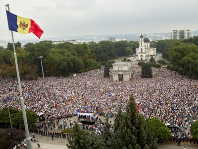 В Кишиневе возобновились протесты: на площади вышли тысячи людей (фото)
