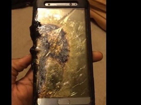 Galaxy Note 7 из новой партии взорвался в руках владельца (фото)