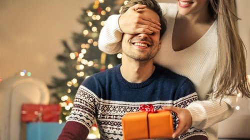 Новогодний подарок мужу: чем удивить вторую половинку на Новый год 2021