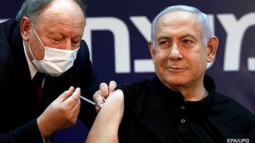 Нетаньяху первым в Израиле привился от COVID-19 (видео)