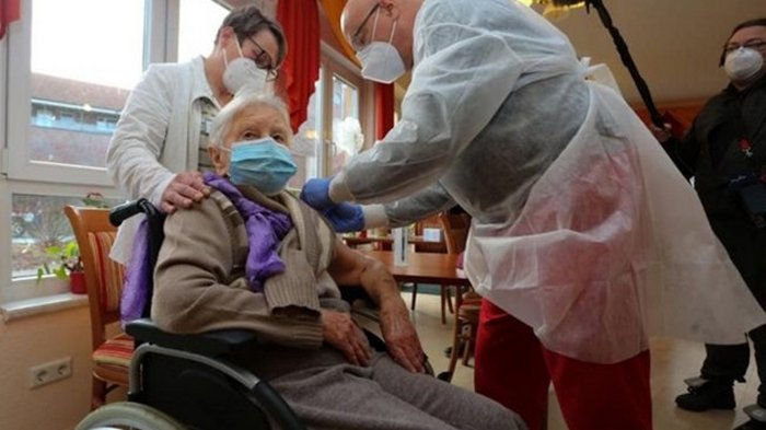 Германия досрочно начала вакцинацию от COVID-19