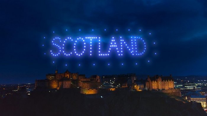 В Шотландии вместо фейерверков провели шоу дронов (видео)