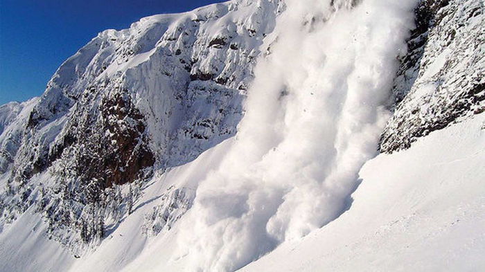 Туристы, осторожно! В Карпатах объявили угрозу схода снежных лавин