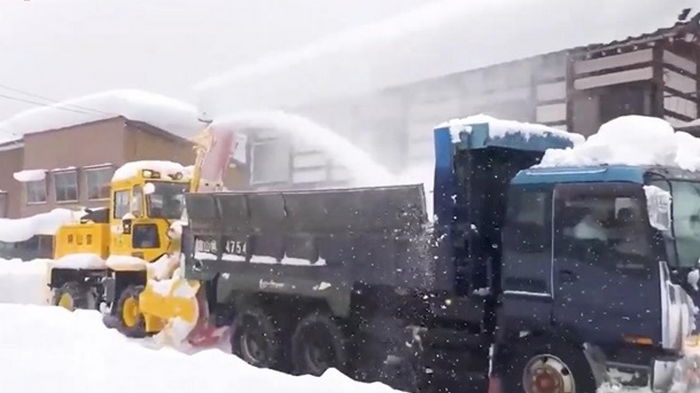 В Японии число жертв снегопадов выросло до восьми (видео)
