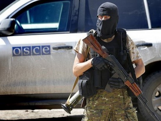 Боевик прогнал наблюдателей миссии ОБСЕ возле Донецка