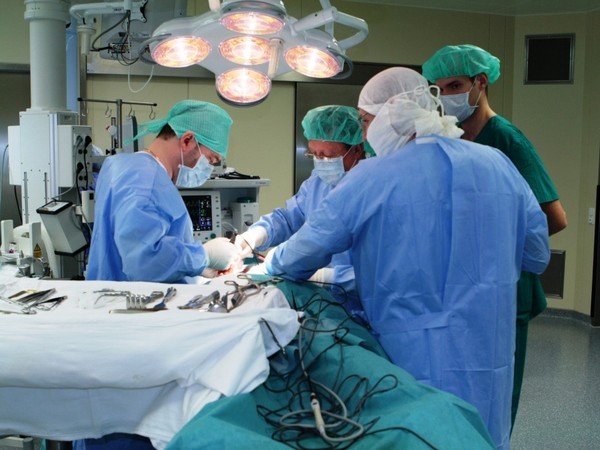 В Киеве врачи вживили человеку механическое сердце