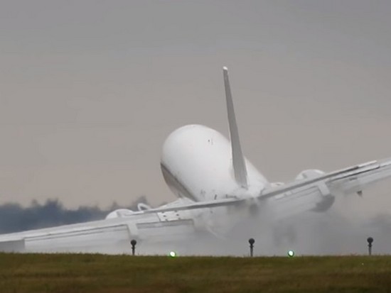 В Праге при посадке чуть не разбился пассажирский самолет (видео)