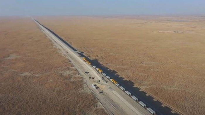 В Китае показали стройку железной дороги в пустыне (видео)