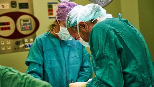 Во Франции провели уникальную операцию по пересадке рук и плечей