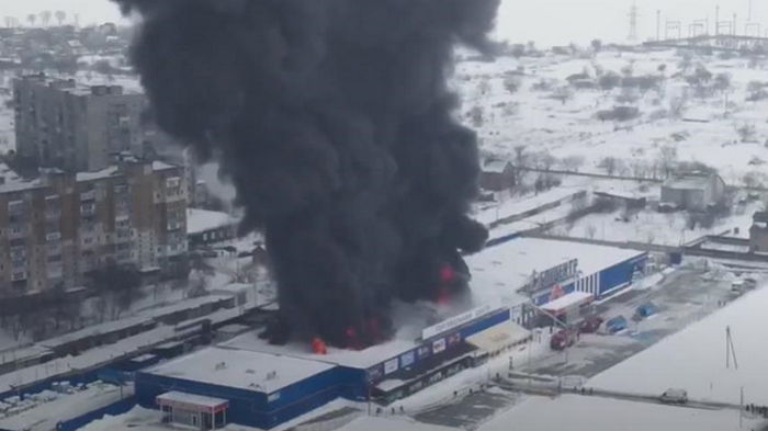 Пожар в ТЦ Первомайска показали с высоты полета (видео)