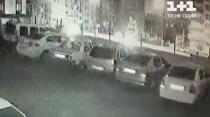 В Турции припаркованные машины рухнули в строительный котлован (видео)