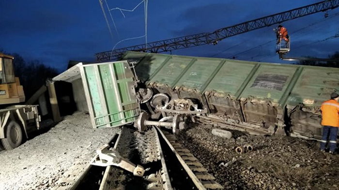 Под Днепром перевернулись восемь вагонов поезда (фото)