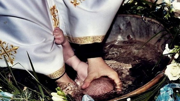 Из-за смерти младенца в Румынии заговорили об изменении обряда крещения