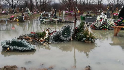 В Закарпатской области затопило кладбище (видео)